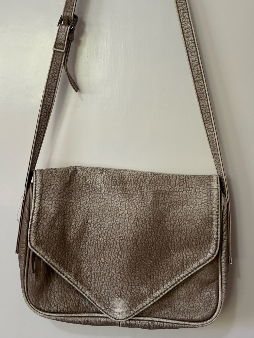 CoLab| Pebbled Taupe Vintage Faux Leather Envelope Crossbody Purse Bag 10 x 7.5β